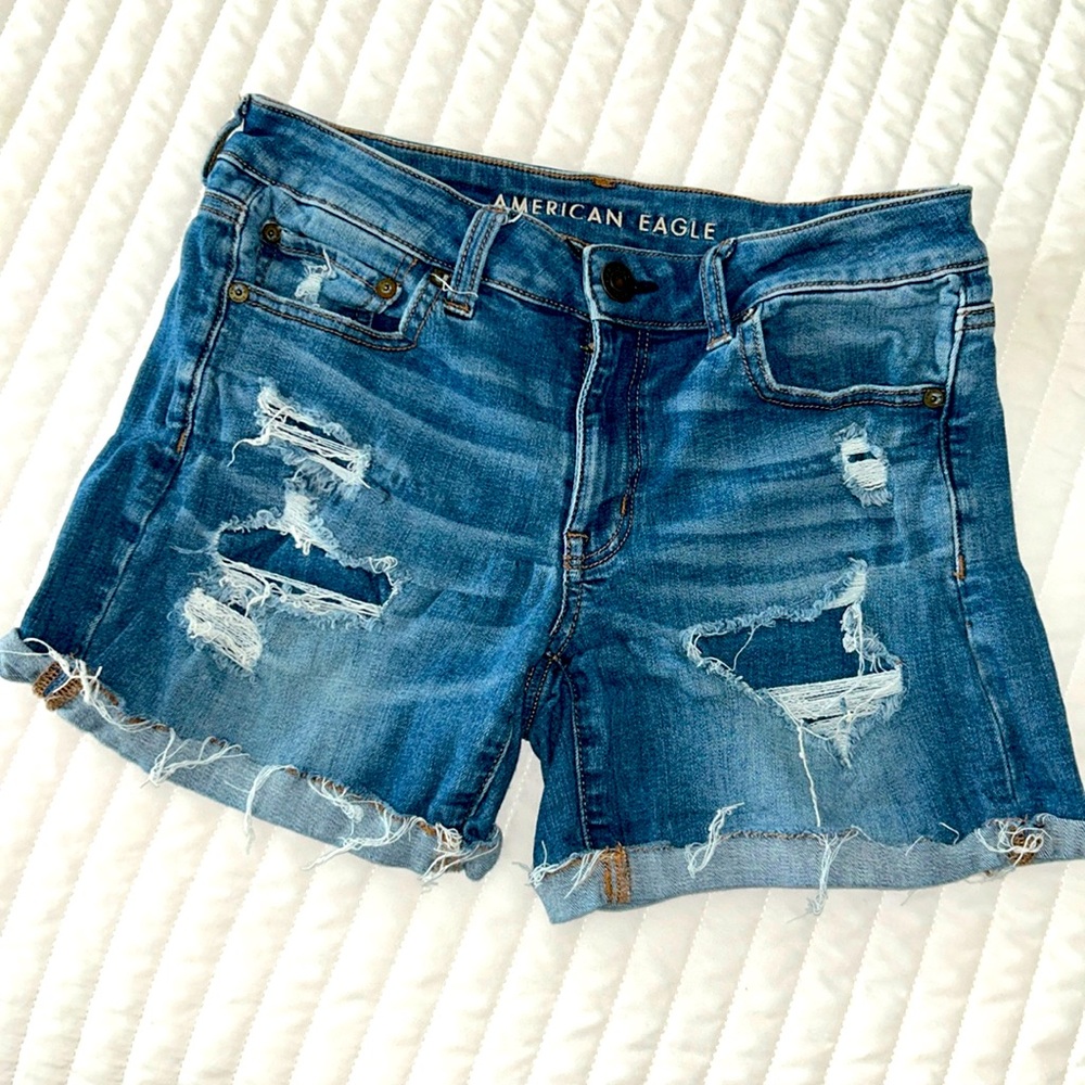 American Eagle, size 6 shorts next level stretch distressed & raw edge